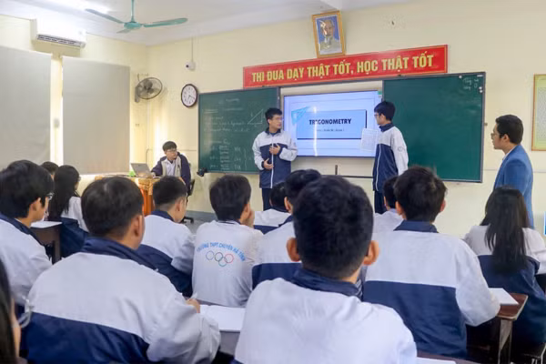 Học sinh ở Hà Tĩnh học Toán bằng tiếng Anh. (Ảnh: H.L)