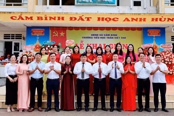 Đảng ủy, UBND xã Cẩm Bình chúc mừng trường Tiểu học Trần Viết Thứ trong lễ khai giảng/