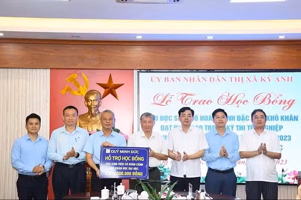Quỹ Minh Đức Công ty Formosa Hà Tĩnh tài trợ học bổng cho học sinh khó khăn ở thị xã Kỳ Anh cũ.