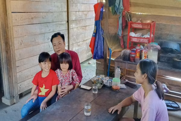 Thầy Lê Ánh Dương, Trường Tiểu học Phú Gia đến nhà thăm hỏi, động viên học sinh vượt qua khó khăn để tới trường.