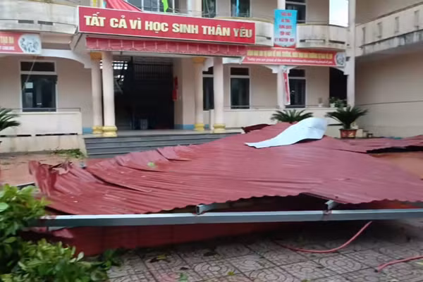 Mái tôn của Trường THCS Kỳ Sơn (xã Kỳ Thượng) bị gió cuốn bay xuống sân trường.