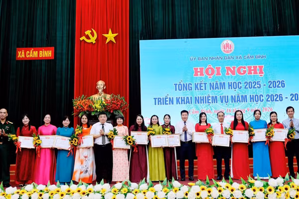 Những cá nhân xuất sắc được khen thưởng tại Hội nghị.