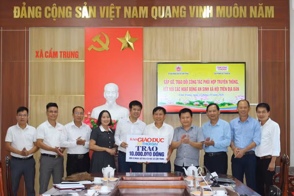 Báo GD&TĐ trao 10 triệu đồng đến Quỹ khuyến học xã Cẩm Trung.
