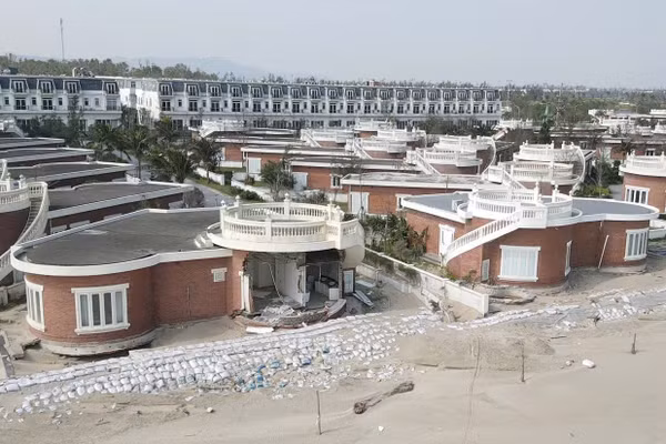 Nhiều căn biệt thự thuộc Dự án Khu dịch vụ và nhà nghỉ Xuân Thành bị sập trong bão Bualoi.