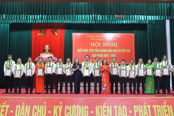 Các tập thể xuất sắc trong công tác giáo dục tại Hà Tĩnh được vinh danh.