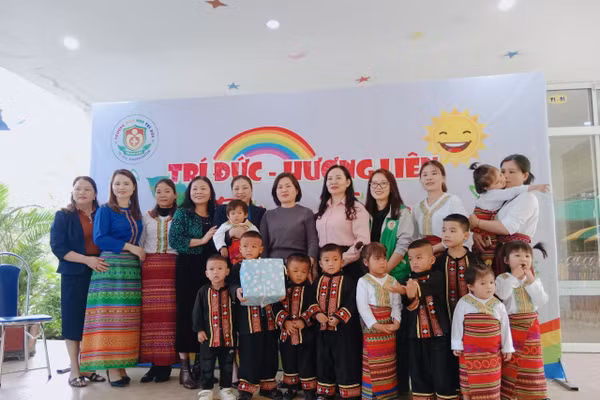 Học sinh người dân tộc Chứt cùng giáo viên tham quan ở các trường khu vực trung tâm để tăng cường tiếng Việt.