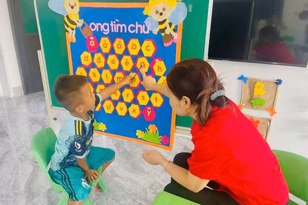 Giáo viên Trường Tiểu học Hương Liên tăng cường phương án dạy tiếng Việt cho học sinh lớp 1 dân tộc Chứt. (Ảnh: H.H)