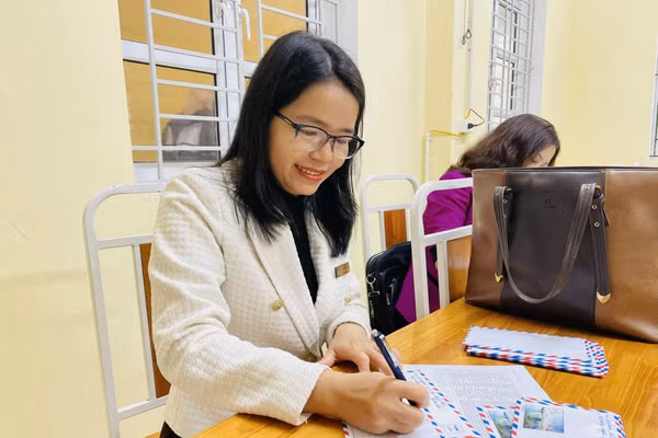 Cô Lê Thị Thanh Nga chuẩn bị những phần quà cho học sinh nghèo.