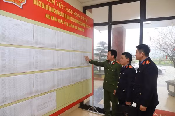 Ngành chức năng kiểm tra danh sách cử tri, trong đó có những người đang bị tạm giam, tạm giữ.
