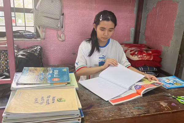 Học bổng đã tiếp sức cho nữ sinh dân tộc Mán đến trường.
