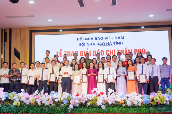 BTC trao chứng nhận cho các tác giả đoạt Giải Báo chí Trần Phú.