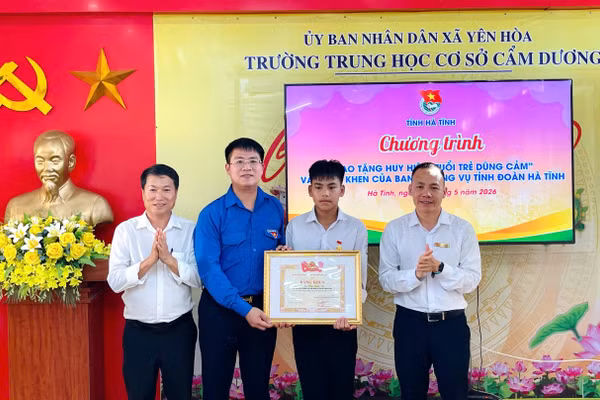 Em Chu Văn Tuấn Vũ nhận Huy hiệu Tuổi trẻ dũng cảm.