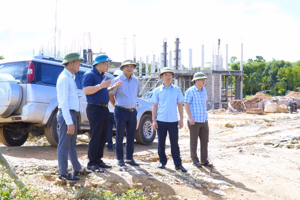 Ngành chức năng kiểm tra tiến độ dự án trường nội trú liên cấp ở xã Hương Khê.