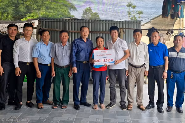 Người phụ nữ 'không còn nước mắt để khóc" tiếp nhận số tiền 209 triệu đồng