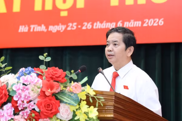 Giám đốc Sở GD&ĐT Bùi Nhân Sâm trả lời chất vấn Kỳ họp thứ 5 HĐND tỉnh Hà Tĩnh.