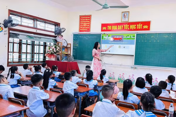 Giáo viên Trường Tiểu học Nghi Xuân đưa AI vào dạy Toán lớp 1.
