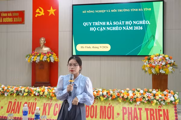 Cán bộ xã Hương Xuân chia sẻ kinh nghiệm truyền thông giảm nghèo. (Ảnh: Thanh Hải)