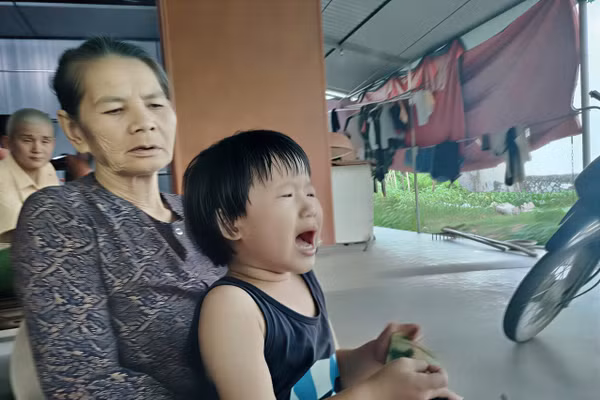 Bố mất, mẹ bỏ đi biền biệt, Hà Vy sống lay lắt với bà nội tuổi đã 83 thường xuyên đau ốm.