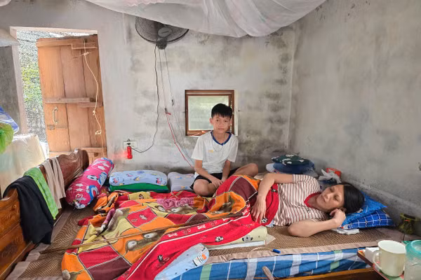 Ứa nước mắt câu khích lệ "mẹ ơi cố lên" của cậu bé lớp 6 chăm mẹ liệt giường 
