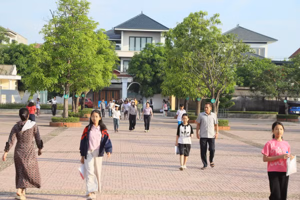 Từ sáng sớm, phụ huynh đã cùng các con đến điểm Trường THCS Lê Văn Thiêm dự thi.