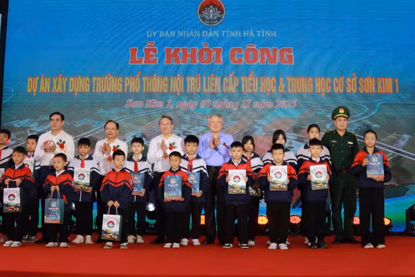 Phó Thủ tướng Thường trực Chính phủ Nguyễn Hòa Bình cùng đại biểu tặng quà cho học sinh vùng biên.