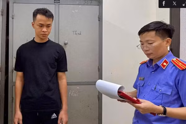 Đại diện VKS đọc lệnh khởi tố đối với bị can Nguyễn Minh Hoàng.