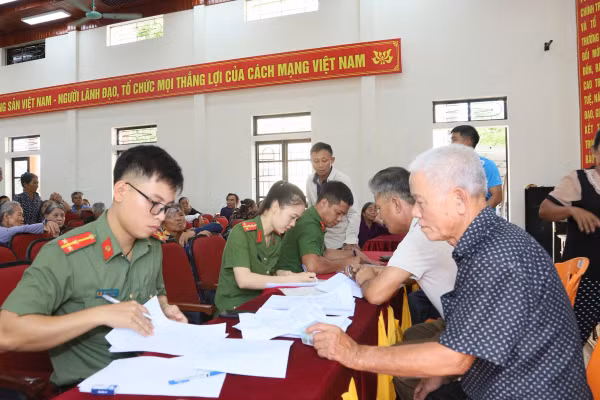 Thân nhân của liệt sĩ ở Hà Tĩnh làm các thủ tục thu nhận mẫu ADN.