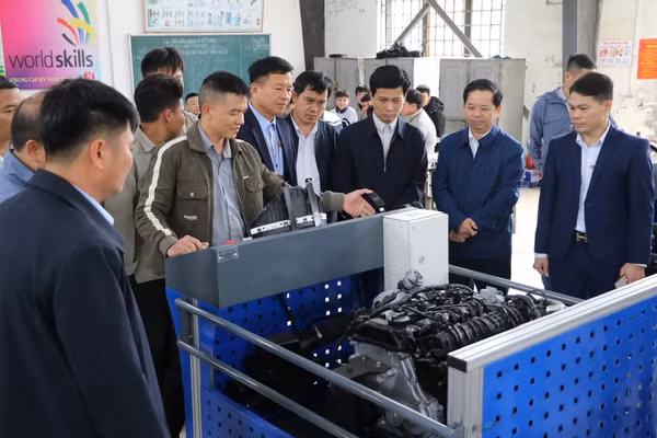 Lãnh đạo Sở GD&ĐT Hà Tĩnh kiểm tra công tác đào tạo nghề trên địa bàn.