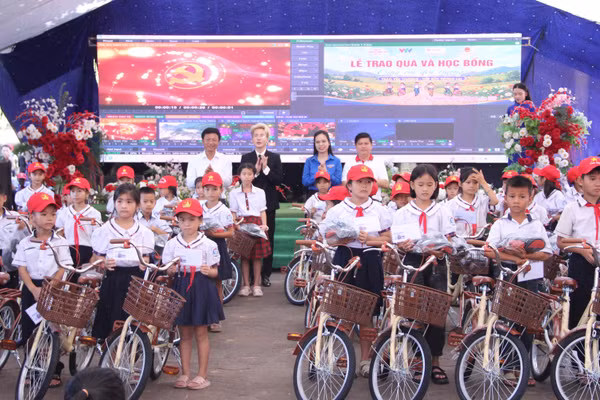 Học sinh vùng khó xã Kỳ Thượng nhận 200 xe đạp và quà đầu năm học mới.