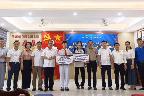 Hai chị em Hiền nhận món quà ủng hộ 120 triệu đồng.