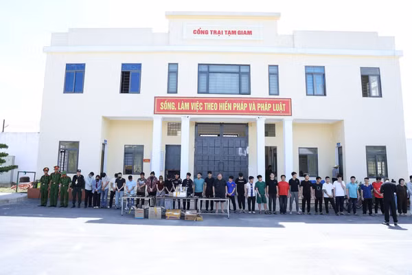 Những người liên quan bị bắt giữ để phục vụ công tác điều tra. (Ảnh: CAHT)