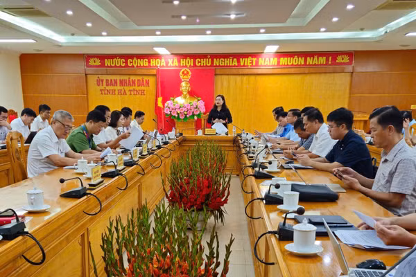 Bà Nguyễn Thị Nguyệt - Phó Chủ tịch UBND tỉnh, Trưởng Ban Chỉ đạo các kỳ thi - chủ trì hội nghị.