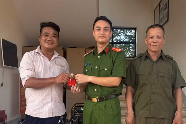 Anh Dũng mang túi chứa các trang sức giống vàng đến giao nộp. 