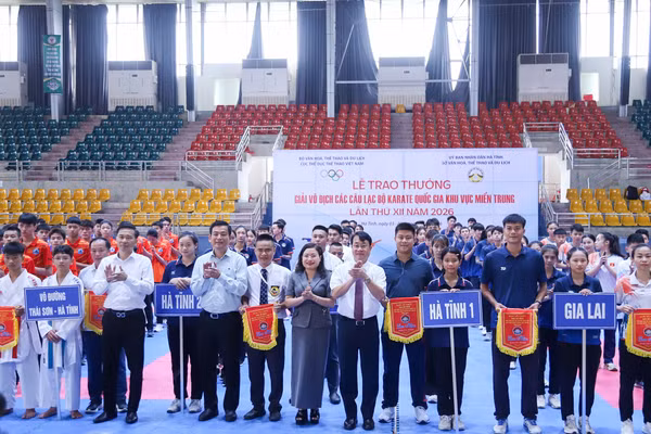 Đại biểu tặng quà lưu niệm cho các đoàn VĐV.