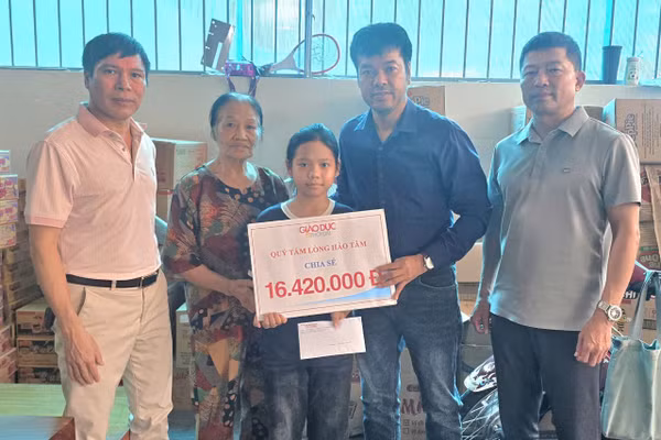Hơn 16 triệu đồng được trao đến hoàn cảnh 3 cháu nhỏ mất cha.