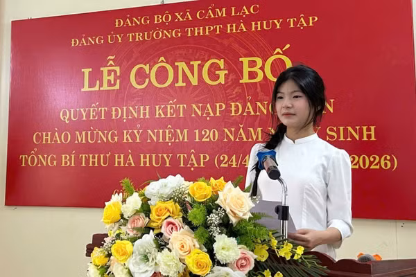 Em Võ Thị Nhung tại lễ kết nạp đảng viên.