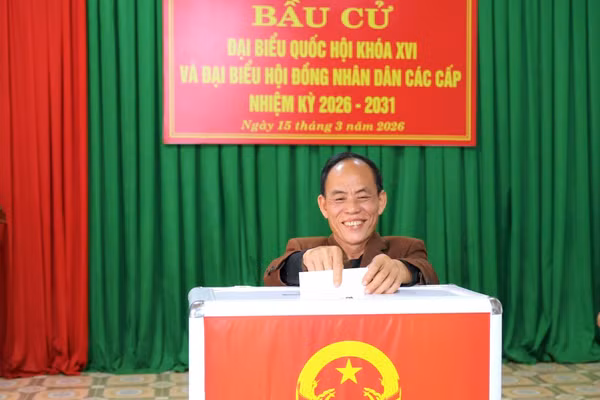 Cử tri ở Hà Tĩnh vận hành thử quy trình bầu cử.