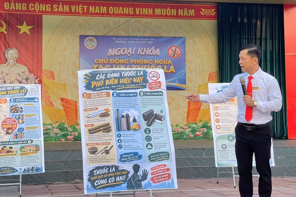 Giáo viên Trường THPT Phan Đình Phùng cung cấp những thông tin nhận diện và cách phòng tránh thuốc lá đến với học sinh.
