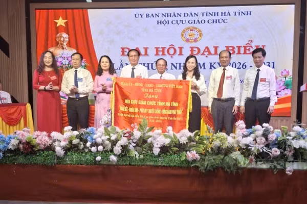 Tỉnh Hà Tĩnh tặng bức trướng chúc mừng Đại hội Hội Cựu giáo chức tỉnh.