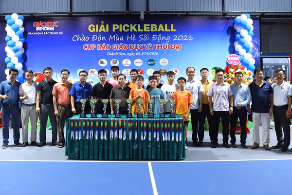 Đại biểu và các VĐV chụp ảnh tại giải đấu.