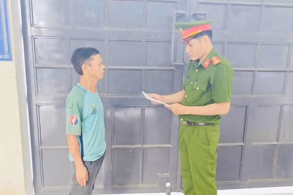 Công an đọc lệnh khởi tố đối với Trần Hậu Phúc.