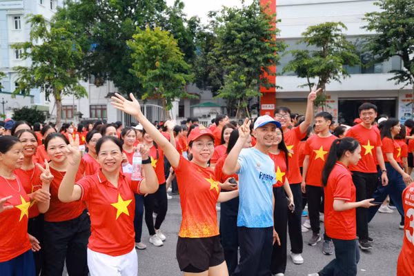 Người dân Hà Tĩnh tham gia hoạt động đi bộ "Cùng Việt Nam tiến bước".
