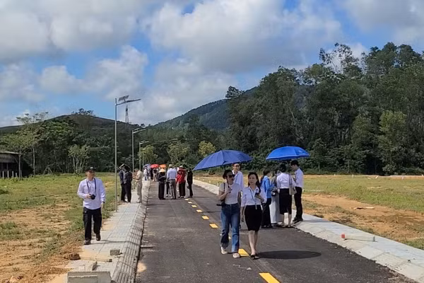 Nhân viên công ty môi giới bất động sản dẫn khách đi xem đất dự án tự "vẽ" tại xã Toàn Lưu. 