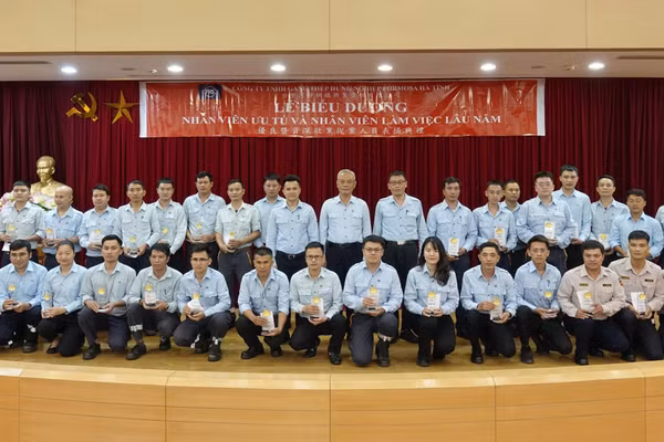 Lãnh đạo Formosa Hà Tĩnh tri ân, tặng vàng cho các nhân viên ưu tú.