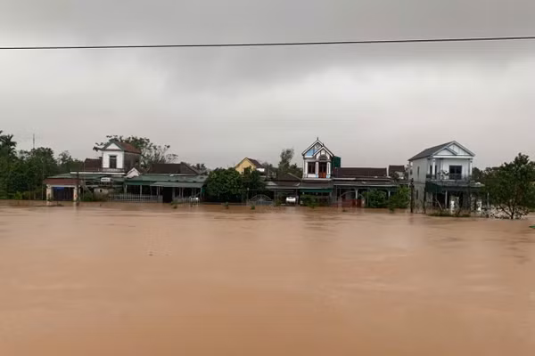 Lũ dâng cao cô lập nhiều vùng hạ du Kẻ Gỗ. (Ảnh: CTV)