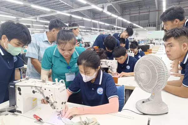 Học viên khuyết tật tham quan, trải nghiệm tại một công ty may ở Hà Tĩnh. 