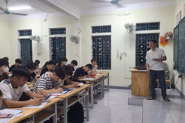 "Lớp học 0 đồng" vào ban đêm ở Trường THPT Kỳ Anh.