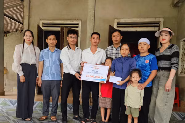 Báo GD&TĐ cùng chính quyền địa phương trao quà bạn đọc đến hoàn cảnh 3 cháu nhỏ ở xã Toàn Lưu.