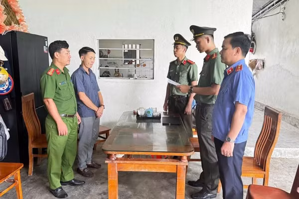 Công an đọc lệnh khởi tố bị can. (Ảnh: CAHT)