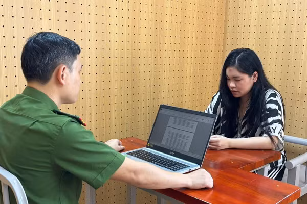 Cơ quan điều tra làm việc với đối tượng cầm đầu Lê Việt Trinh. (Ảnh: CAHT)